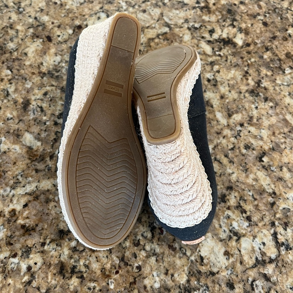 NWOT TOMS Michelle Wedge Sandals - Picture 4 of 4